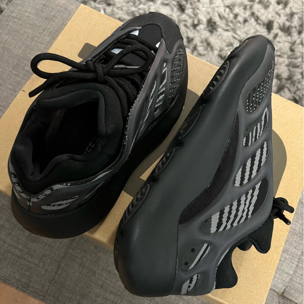 Yeezy 700 V3 “Dark Glow” Size 5.5 Boys Grade School